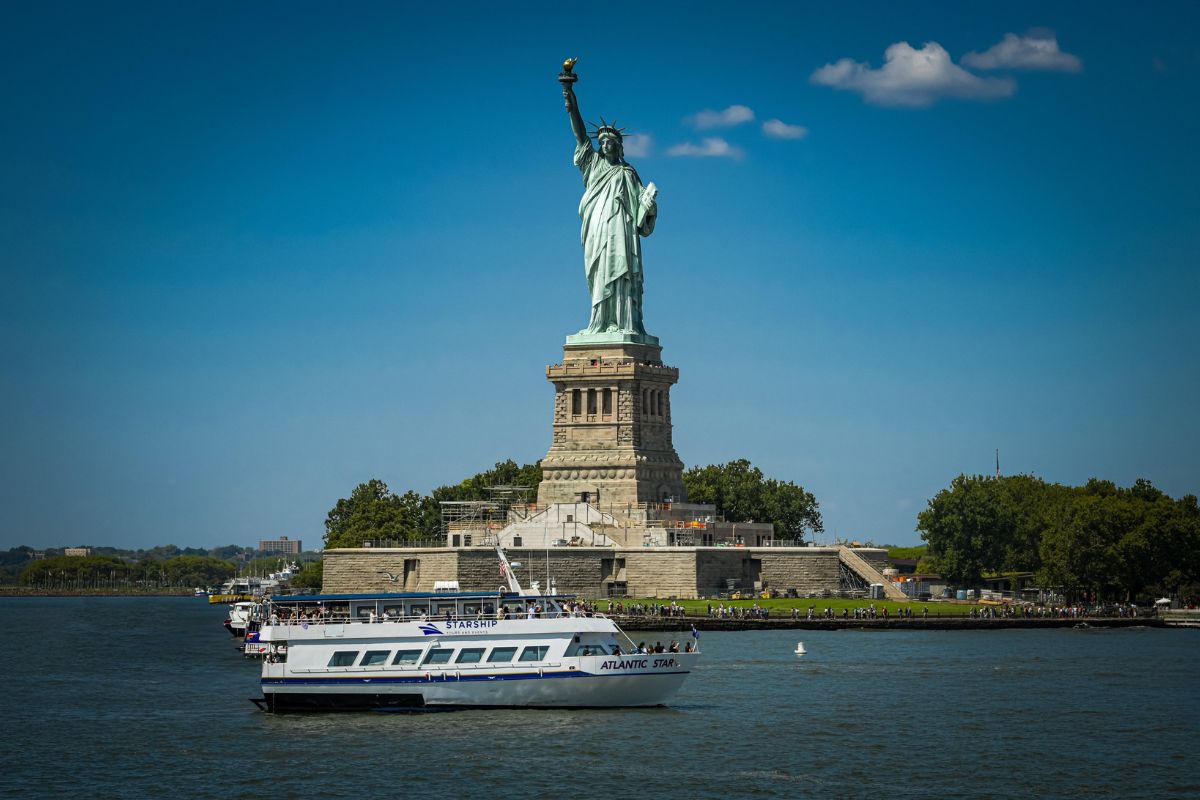Atlantic Star Cityscape Express and Landmarks Boat Tour of NYC